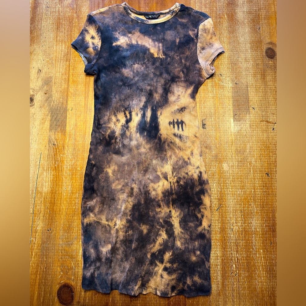 Tie-dyed cute ribbed dress.